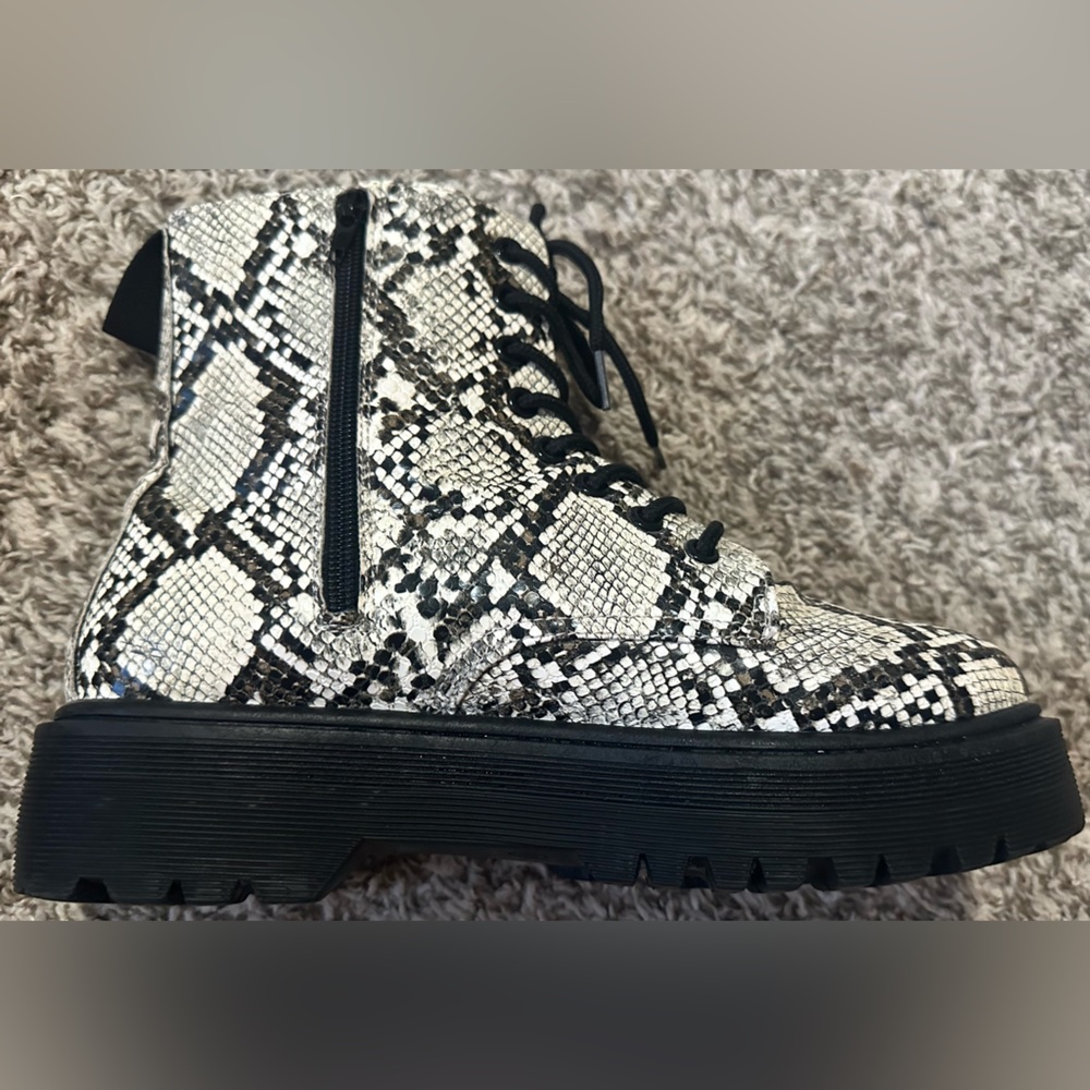 Cupid Snake Print Combat Boots Chunky Lace-Up Side Zipper Ankle Boots - Picture 6 of 8
